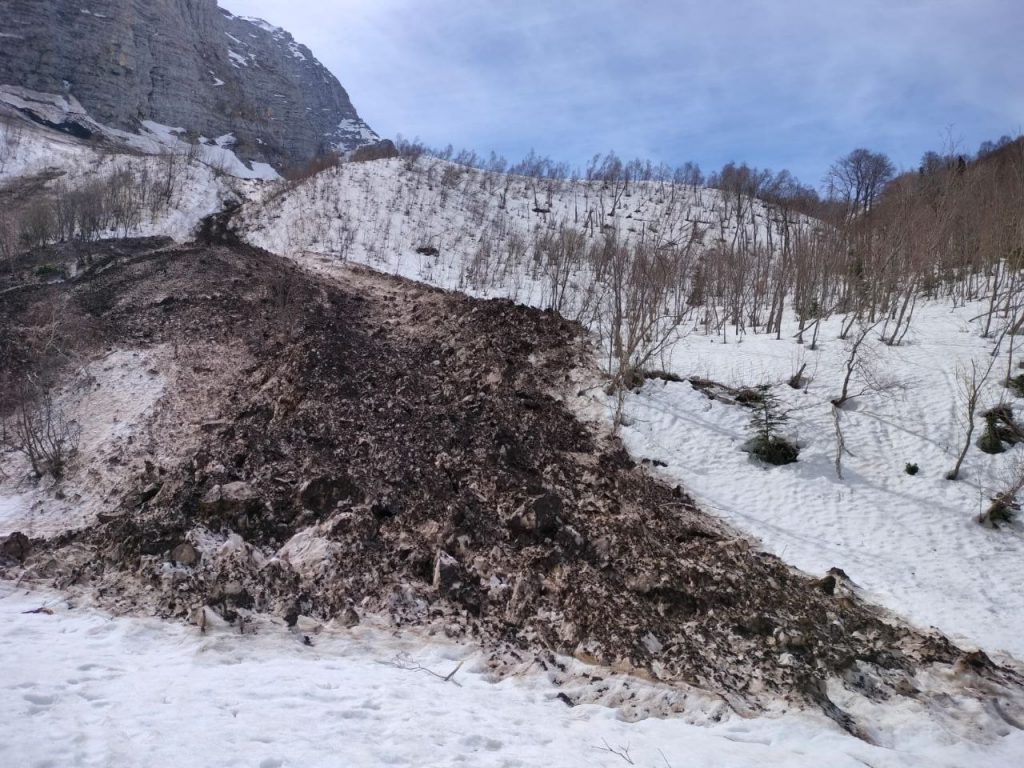 Специалисты провели исследование мест схода лавины. Фото: kavkazzapoved.ru